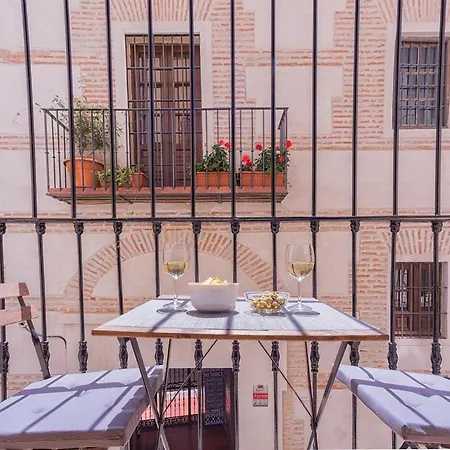-malagasunapts- Vibrant Historic Centre Apartment *