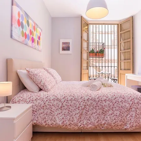 -malagasunapts- Vibrant Historic Centre Apartment *